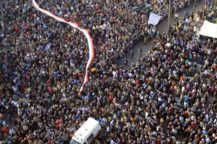 Manifestantes não acreditam nas promessas do marechal Hussein Tantawi, que foi ministro durante o antigo regime 
 (Khaled Desouki/AFP)