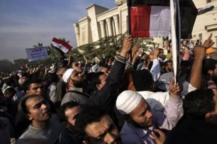 
	Simpatizantes do presidente Mohamed Mursi protestam em frente a tribunal do Cairo: tribunais do pa&iacute;s entraram em greve para denunciar &quot;press&otilde;es&quot; vindas do presidente islamita
 (Gianluigi Guercia/AFP)