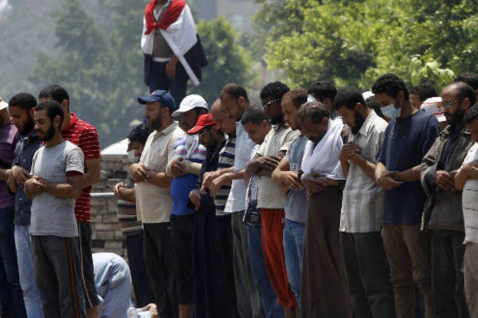 Egito condena 250 seguidores de Mursi a prisão perpétua