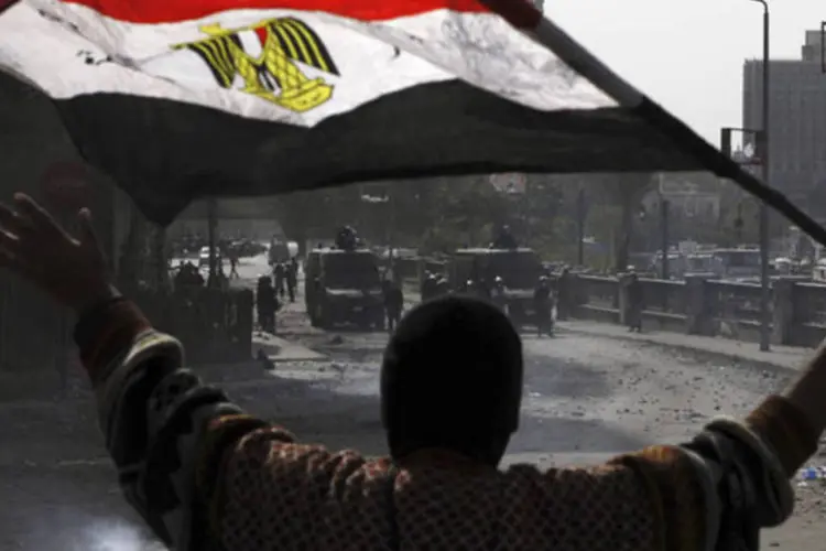 
	Manifestante no Egito: ap&oacute;s uma onda de agita&ccedil;&atilde;o popular no final de janeiro, o Ex&eacute;rcito advertiu para os riscos de um &quot;colapso do Estado&quot;,.
 (REUTERS/Amr Abdallah Dalsh)