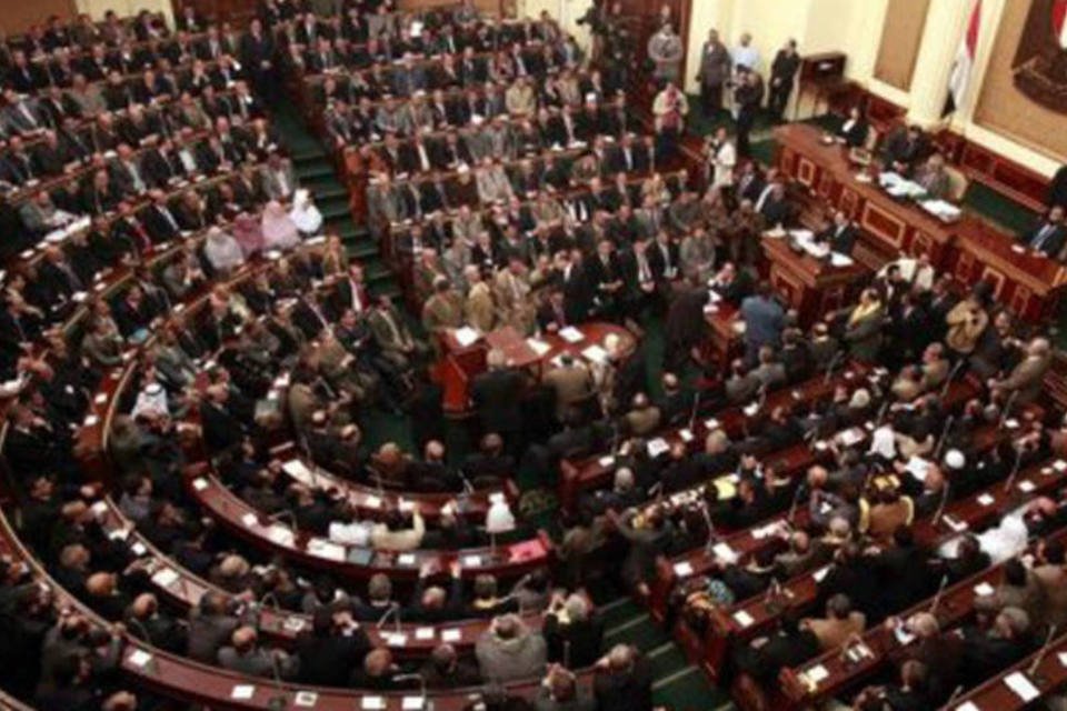 Governo do Egito dissolve o Parlamento, diz agência