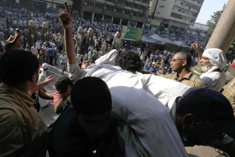 Apoiador de Mursi ferido: violência preocupa os egípcios que temem que um novo aparato de segurança afirmativo tente tirar ainda mais de curso uma transição democrática (Mohamed Abd El Ghany/Reuters)