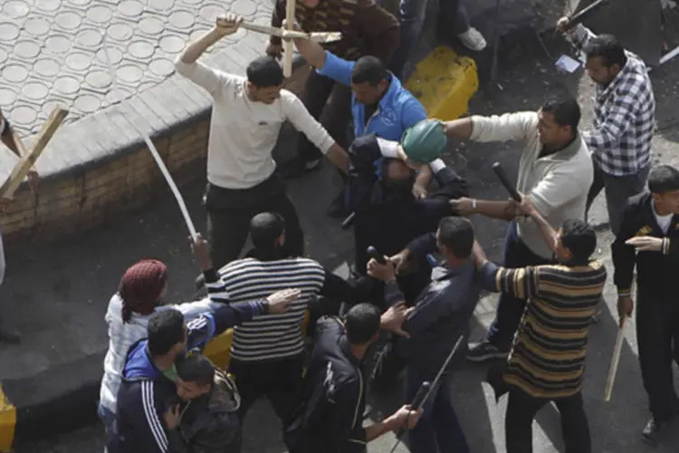 A violência irrompeu quando centenas de manifestantes protestavam contra a detenção de dezenas de pessoas ligadas a uma briga durante jogo de futebol no ano passado (Mohamed Abd El Ghany/Reuters)