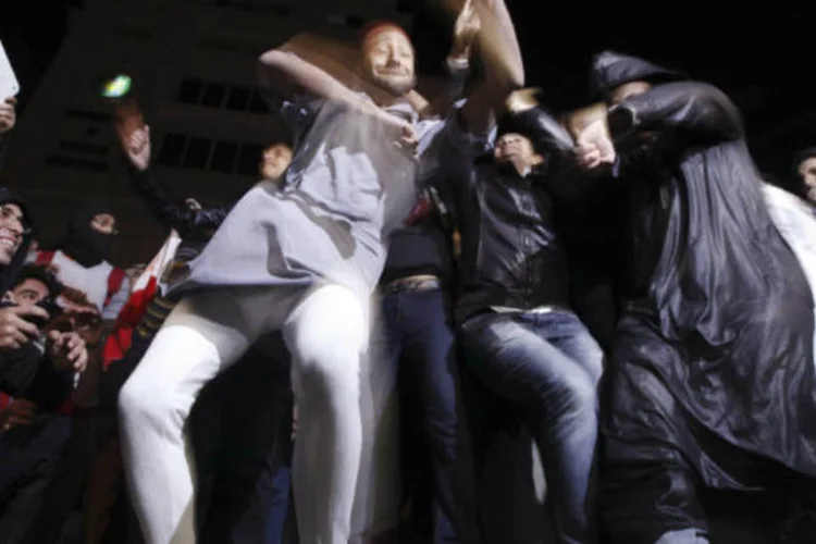 Ativistas contrários ao presidente egípcio, Mohamed Mursi, dançam o "Harlem Shake" em frente à sede nacional da Irmandade Muçulmana, no Cairo (REUTERS / Amr Abdallah Dalsh)