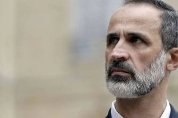 
	Ahmad&nbsp;Moaz al-Khatib: disse, em declara&ccedil;&otilde;es transmitidas pela TV al-Jazeera, que suas opini&otilde;es sobre a necessidade de reestruturar e ampliar a coaliz&atilde;o tinham desempenhado uma pequena parte em sua decis&atilde;o de deixar o cargo.
 (Kenzo Tribouillard/AFP)