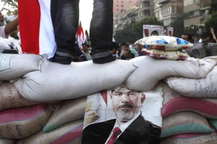 
	Apoiadores de Mursi:&nbsp;Insulza exortou as autoridades eg&iacute;pcias e os manifestantes a alcan&ccedil;ar pontos de encontro que abram a porta para a paz
 (Asmaa Waguih/Reuters)
