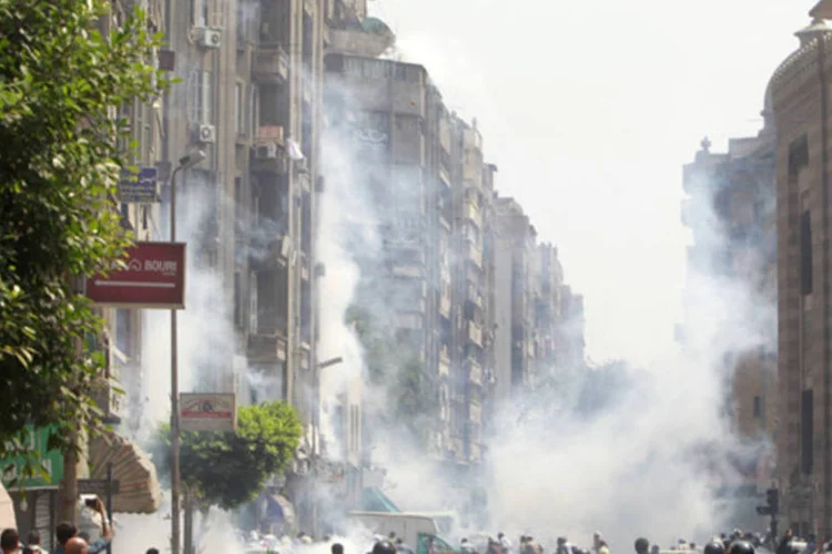 
	Manifestantes entram em conflito no Egito: devido &agrave; viol&ecirc;ncia no pa&iacute;s, a presid&ecirc;ncia eg&iacute;pcia decretou hoje estado de Emerg&ecirc;ncia em todo o pa&iacute;s
 (Mohamed Abd El Ghany/Reuters)