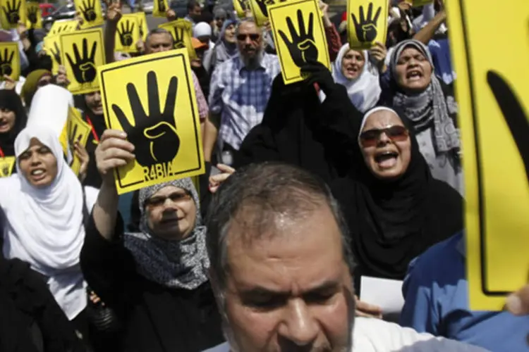 Apoiadores de Mohamed Mursi marcham no Egito: manifestantes desta sexta-feira parecem ter escolhido inúmeros protestos espalhados e evitar as maiores praças do Cairo (Amr Abdallah Rash/Reuters)