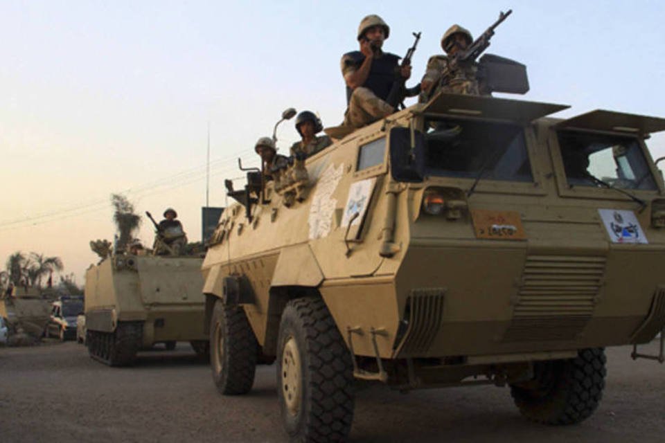 Forças egípcias caçam militantes após retomada de subúrbio