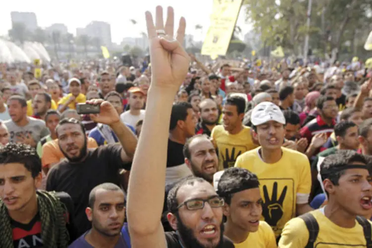 Manifestantes no Cairo: houve ainda pequenos enfrentamentos na província de Sarquia, no Delta do Nilo, e na cidade litorânea de Damietta, onde um partidário de Mursi ficou ferido (Mohamed Abd El Ghany/Reuters)