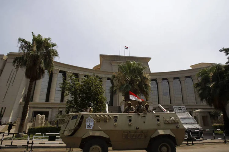Soldados do exército de guarda em frente à Suprema Corte Constitucional durante juramento de Adli Mansour como presidente interino do Egito: militares derrubaram o presidente eleito (Amr Abdallah Dalsh/Reuters)