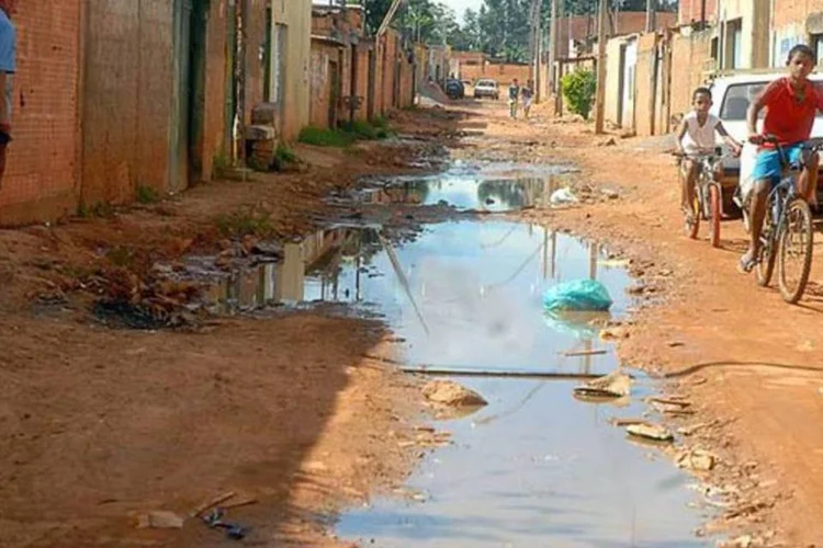 
	Esgoto a c&eacute;u aberto: os moradores alegam que durante anos encaminham o problema a prefeitura, mas n&atilde;o conseguem solu&ccedil;&atilde;o alguma
 (Agência Brasil)