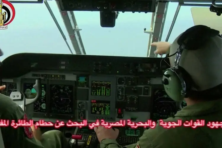 
	EgyptAir: &quot;A busca continua. Estamos retirando da &aacute;gua tudo o que encontramos&quot;, completa a nota oficial
 (Egyptian Military / Reuters)