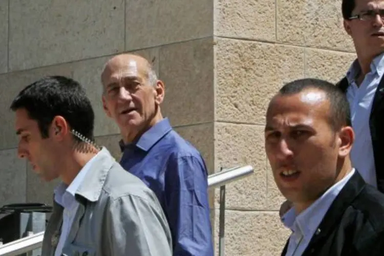 Ex-primeiro-ministro israelense Ehud Olmert (segundo à esquerda) (Ronen Zvulun/Reuters)