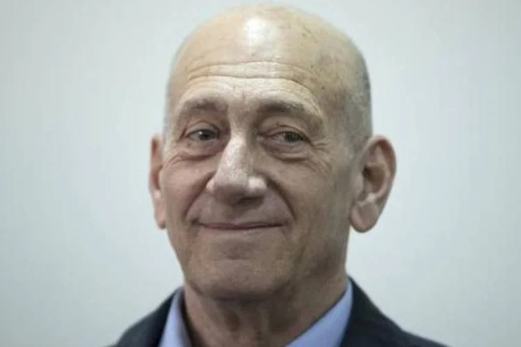 O ex-premier de Israel Ehud Olmert, no tribunal de Jerusalém: condenação de Olmert, por fraude, abuso de confiança e corrupção, será anunciada em 5 de maio (Abir Sultan/AFP)
