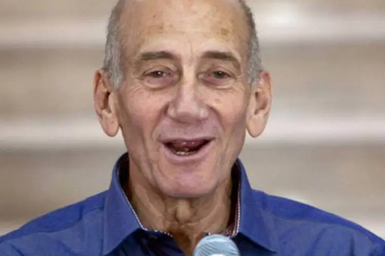 
	O ex-primeiro-ministro israelense Ehud Olmert: &quot;deixo o tribunal hoje de cabe&ccedil;a bem erguida&quot;, disse
 (Ariel Schalit/AFP)