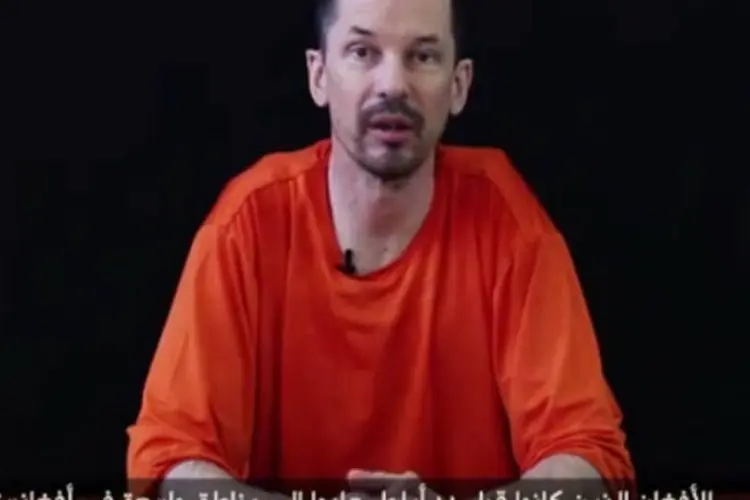 O jornalista John Cantlie, refém do Estado Islâmico, em vídeo divulgado pelo grupo (Reprodução/YouTube)