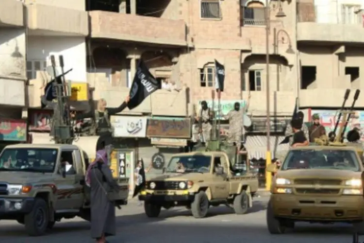 Extremistas do grupo Estado Islâmico (EI) são vistos em Raqa, Síria (WELAYAT RAQA/AFP)