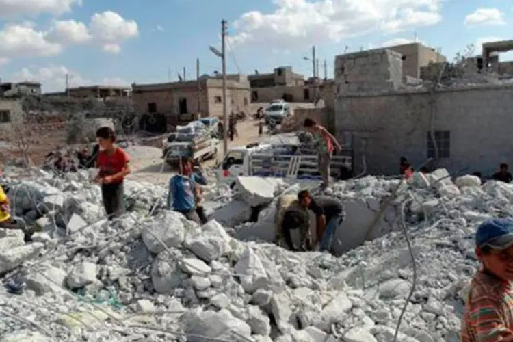 
	Casa destru&iacute;da ap&oacute;s bombardeios na S&iacute;ria: os bombardeios de hoje tiveram como alvo quart&eacute;is
 (Sami Ali/AFP/AFP)