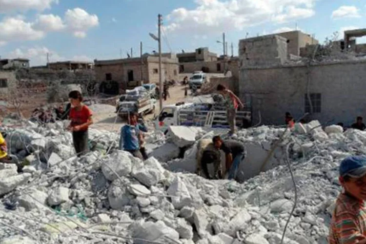 
	Destrui&ccedil;&atilde;o ap&oacute;s bombardeios: a&ccedil;&atilde;o atingiu linhas de provis&atilde;o do EI e outras zonas
 (Sami Ali/AFP)