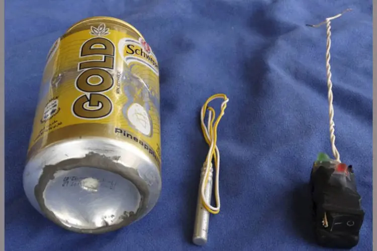 
	Bomba: a foto mostra uma lata de refrigerante Schweppes Gold e o que parece ser um detonador e um interruptor num fundo azul
 (Dabiq)