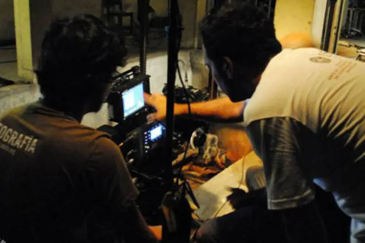 Alunos da Escola Internacional de Cinema e Televisão de San Antonio de los Baños (EICTV) manuseiam uma câmera (Divulgação)
