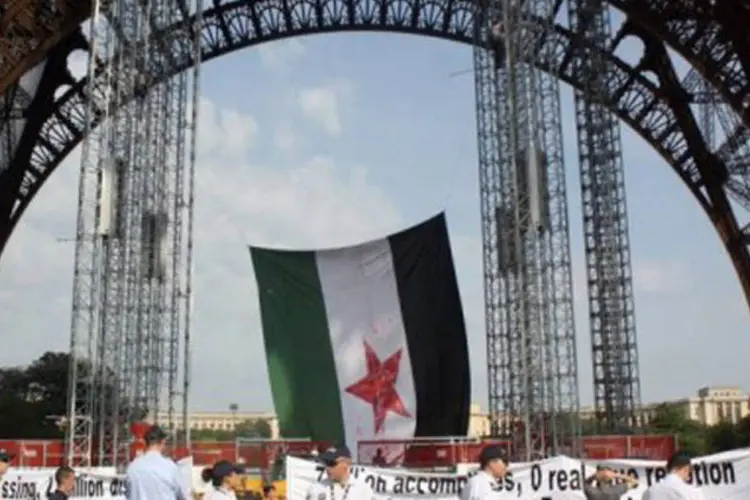 Bandeira da rebelião síria aberta ao pé da Torre Eiffel, em Paris: Ban Ki-moon pede para potências superarem rivalidades para pôr fim ao conflito na Síria, que virou uma "guerra de poderes" (Arevalo/AFP)