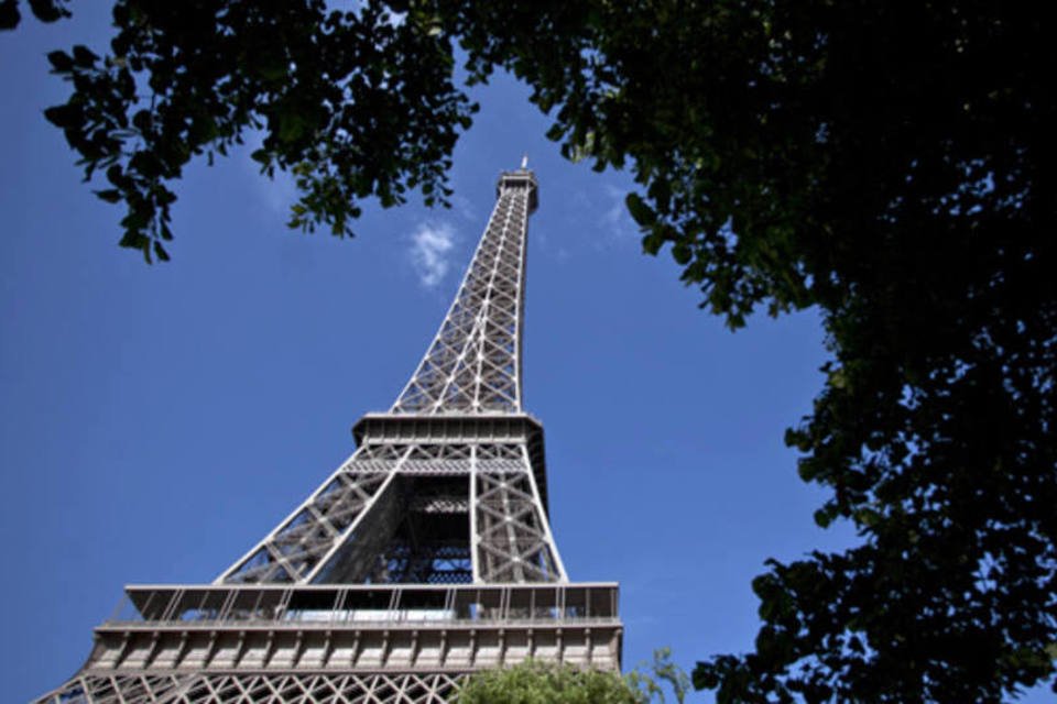 Visitas à Torre Eiffel despencam 80% com pandemia