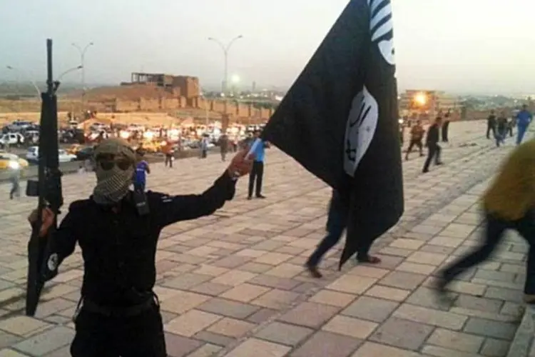 
	Combatente do Estado Isl&acirc;mico do Iraque e do Levante (EIIL) em Mussul, no Iraque
 (Reuters)