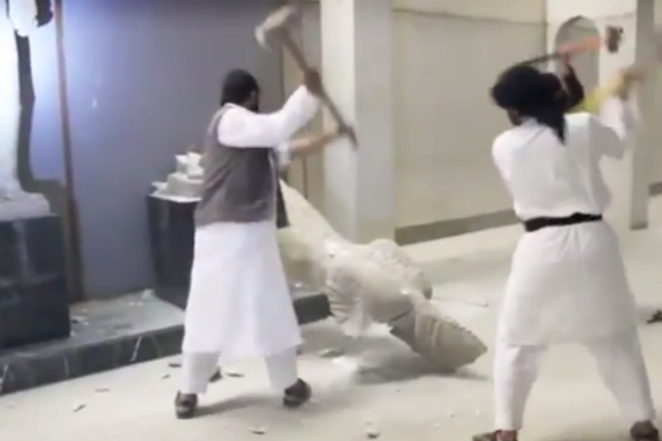 Vídeo mostra militantes do EI destruindo estátuas antigas
