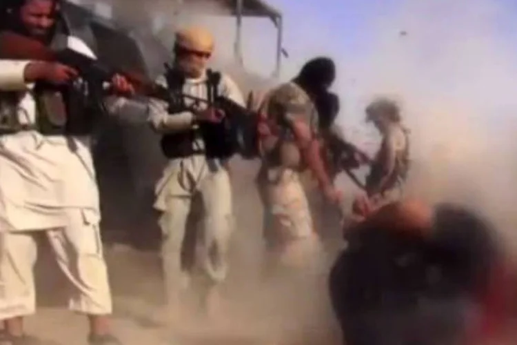 
	Membros do EIIL: militantes tamb&eacute;m roubaram cerca de 250 cavalos da casa do governador de Mosul
 (Reprodução/Youtube)