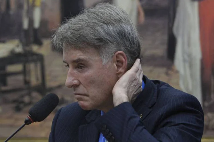 
	Eike Batista em sess&atilde;o da CPI do BNDES: &quot;N&atilde;o estou falido, porque estou negociando com credores. Espero negociar nos pr&oacute;ximos dez dias e espero comunicar que voltei ao mercado&quot;
 (Marcello Casal Jr/ Agência Brasil)