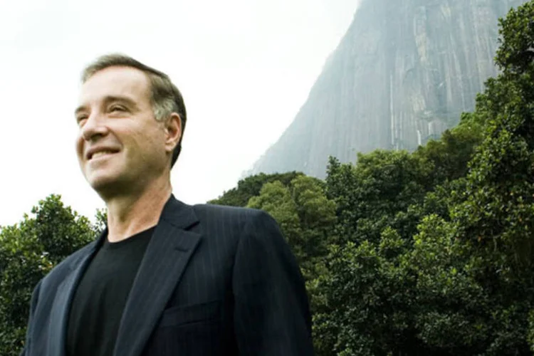 O bilionário Eike Batista tem um Mercedes na sala de casa