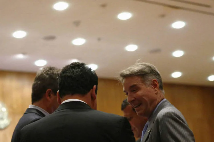 Eike Batista conversa com seus advogados durante um intervalo de seu julgamento, no Rio de Janeiro (Ricardo Moraes/Reuters)