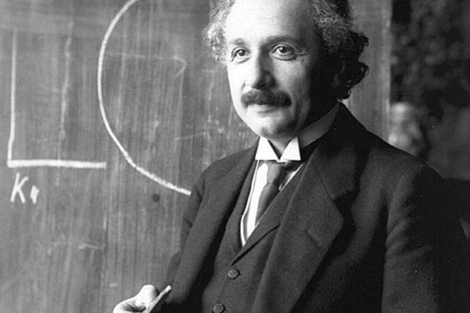 Einstein determinou que nenhum objeto pode viajar a uma velocidade superior à da luz, de 300 mil km/s (Ferdinand Schmutzer/Wikimedia Commons)