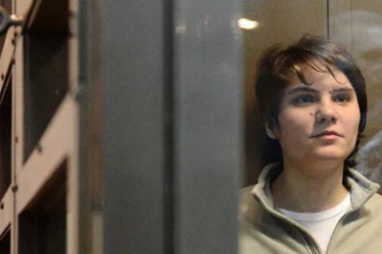 
	Ekaterina Samousevich, a componente da banda punk Pussy Riot libertada, &eacute; vista no tribunal de Moscou: &quot;jamais houve conflito dentro do grupo&quot;
 (Natalia Kolesnikova/AFP)