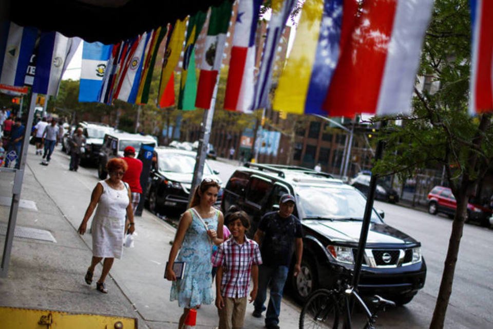 Pedestres caminham em uma área conhecida como "El Barrio" no Harlem, Nova York, nos Estados Unidos (Eduardo Munoz/Reuters)