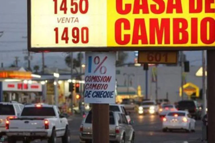 Casa de câmbio em El Centro: gasto anual de moradores de Mexicali chega a US$ 1,1 bi (David Mcnew/AFP)