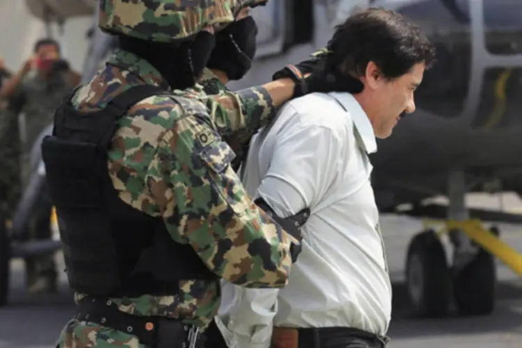 Joaquin "El Chapo" Guzman é escoltado por soldados durante a sua apresentação em uma base naval na Cidade do México (Henry Romero/Reuters)