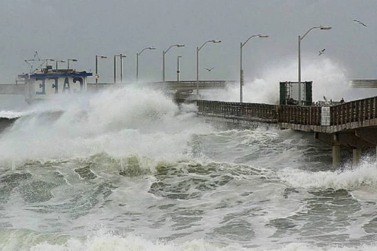
	Ondas causadas pelo fen&ocirc;meno do El Ni&ntilde;o: situa&ccedil;&atilde;o &quot;pode fazer com que se transforme em um dos quatro epis&oacute;dios mais fortes do El Ni&ntilde;o desde 1950&quot;
 (Jon Sullivan/Wikimedia Commons)