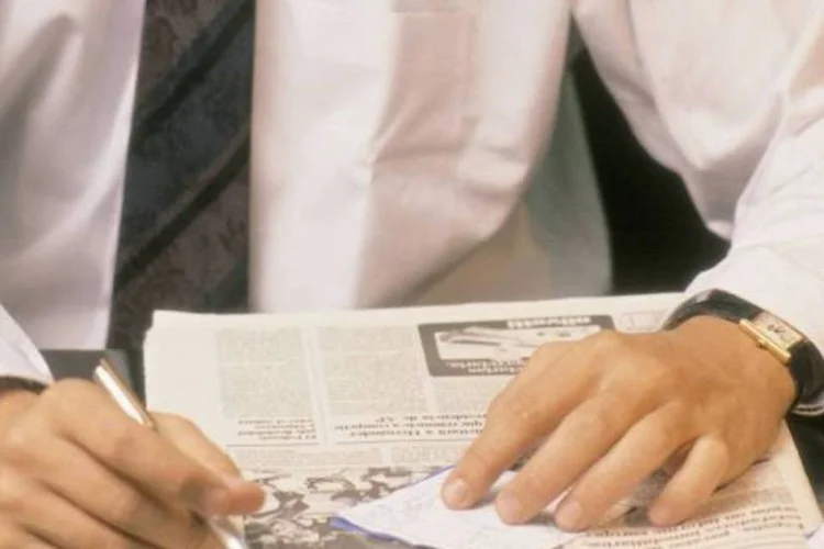 Jornal espanhol El País na mesa ( Quim Llenas/Getty Images)