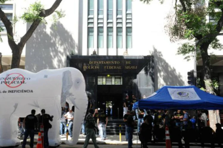 
	Policiais federais azem manifesta&ccedil;&atilde;o: a categoria amea&ccedil;a fazer greve&nbsp;durante a Copa do Mundo, em junho, se as reivindica&ccedil;&otilde;es n&atilde;o forem atendidas pelo governo federal (Tânia Rêgo/Agência Brasil)
