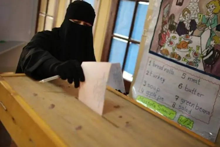 Mulher vota no Cairo: islâmicos na frente (Peter Macdiarmid/Getty Images)