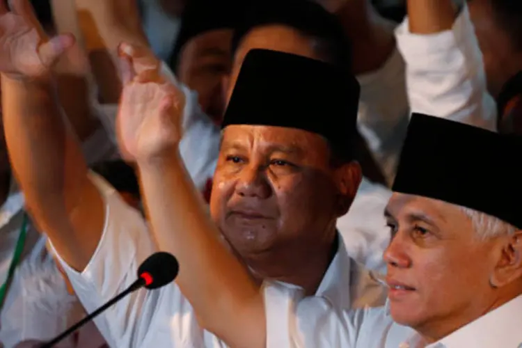 O candidato à presidência da Indonésia Prabowo Subianto (c) e o vice Hatta Rajasa (d) (REUTERS/Beawiharta)