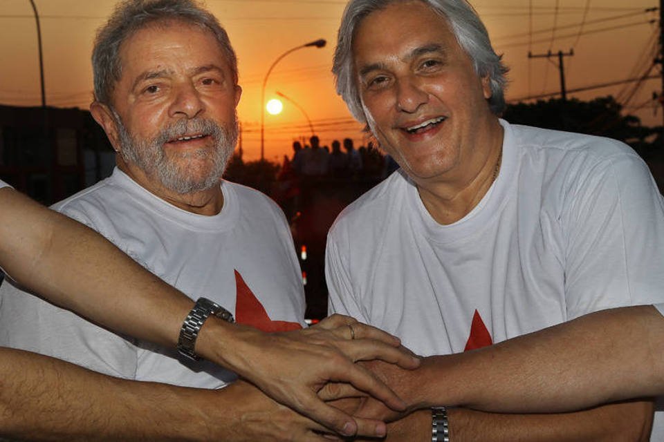 Delcídio do Amaral acena ao lado do ex-presidente Luiz Inácio Lula da Silva, durante um comício em Campo Grande (Ricardo Stuckert/Instituto Lula/Divulgação)