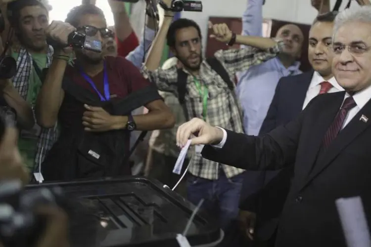 Hamdeen Sabahi deposita seu voto durante a eleição presidencial do Egito, em Cairo (Asmaa Waguih/Reuters)
