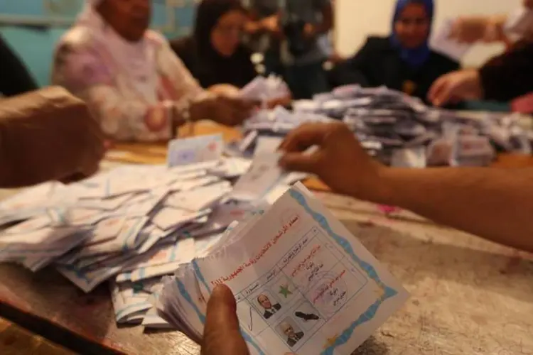 Mesários contam as cédulas de votação no terceiro dia de eleição presidencial no Egito (Mohamed Abd El Ghany/Reuters)
