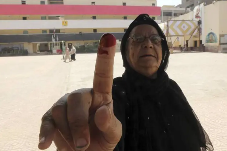 Mulher mostra o seu dedo manchado com tinta após votar, no segundo dia da eleição presidencial do Egito, no Cairo (Amr Abdallah Dalsh/Reuters)