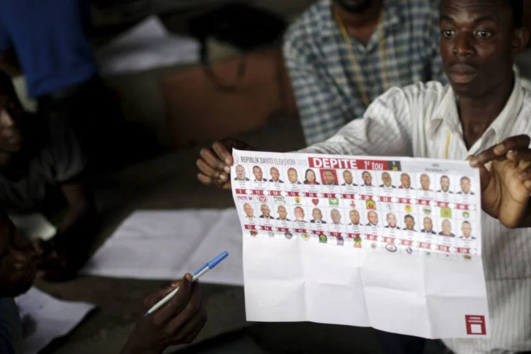 
	Mes&aacute;rio mostra folha de candidatos no Haiti: vota&ccedil;&otilde;es foram anuladas em 25 c&iacute;rculos eleitorais devido a irregularidades e incidentes ocorridos durante o processo
 (Reuters/ Andres Martinez Casares)