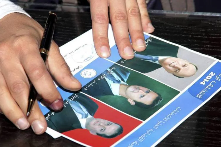 Homem vota na Síria: essas são as primeiras eleições com mais de um candidato em meio século (George Ourfalian/Reuters)